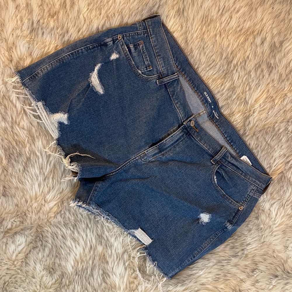Look 👀 cute in these distressed denim cut-off shorts.